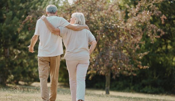 Persona mayor con su pareja caminando sin dolor y disfrutando de su autonomía tras una neurocirugía. Persona mayor con su pareja caminando sin dolor y disfrutando de su autonomía tras una neurocirugía.