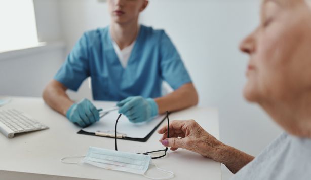 Doctor de NeuroCS en consulta con un paciente mayor y su familiar en Santander. Doctor de NeuroCS en consulta con un paciente mayor y su familiar en Santander.