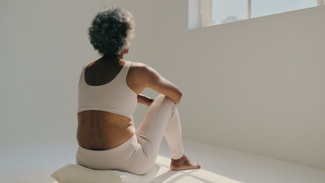 Mindfulness para aliviar el dolor crónico de columna Mindfulness para aliviar el dolor crónico de columna: persona meditando en casa