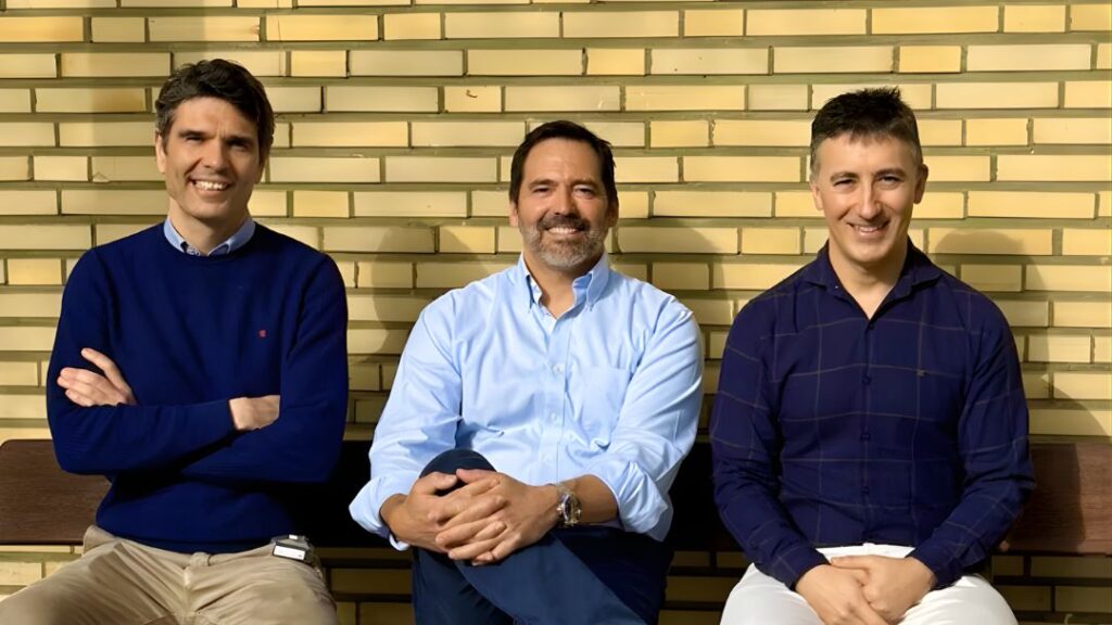 Dr. Juan Martino y Dr. David Mato acompañados por el Dr. Avelino Parajón (en el centro de la imgen). Dr. Juan Martino y Dr. David Mato acompañados por el Dr. Avelino Parajón (en el centro de la imgen).
