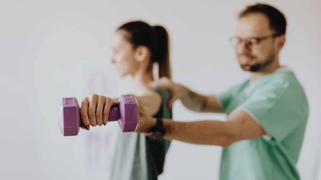 Ejercicio terapéutico para la columna Paciente realizando ejercicio terapéutico pautado para combatir la kinesiofobia y evitar el dolor de espalda.