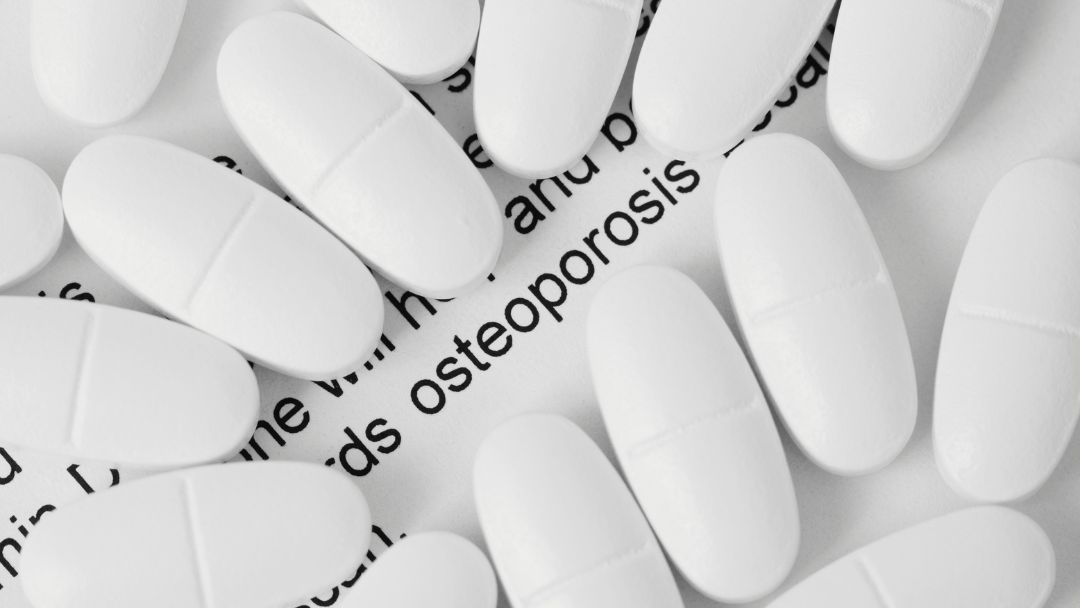 Calcio y osteoporosis: por qué tomar más no siempre protege tu columna